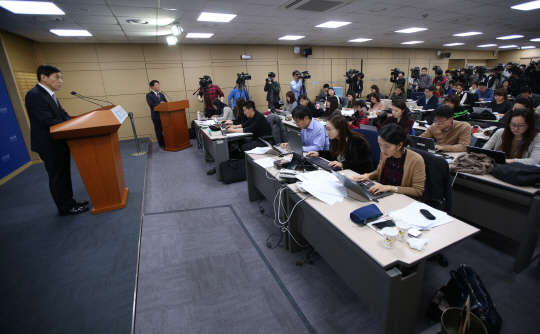 이주열 한국은행 총재가 16일 오전 서울 중구 남대문로 한국은행 본관에서 열린 금융통화위원회가 끝난 뒤 기자회견에서 금리동결 배경 등에 대한 설명을 하고 있다.